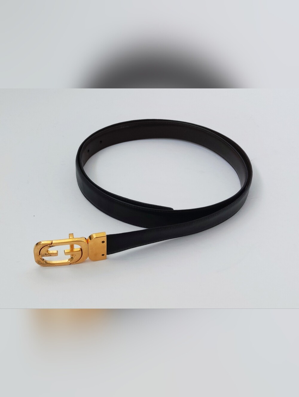 Gucci Unisex Leather Belt with Gold Buckle. Size 41-43. Pre-owned.